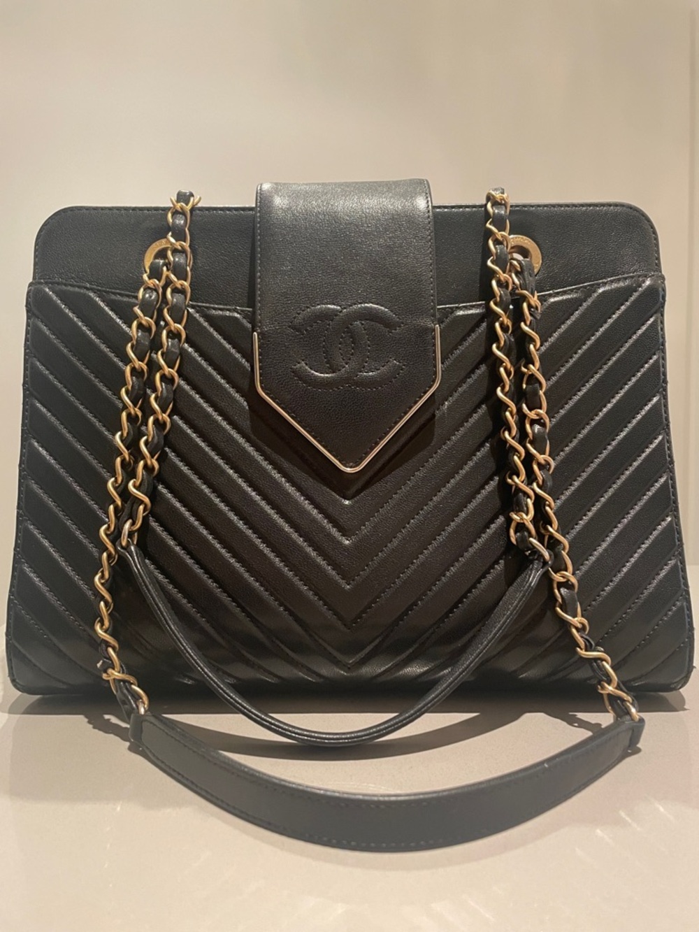 CHANEL Black Chevron Quilted Leather Shoulder Bag with Gold Chain